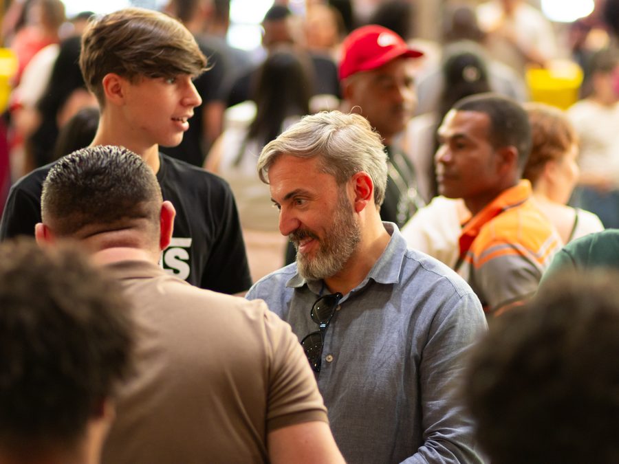 Colaboradores conversando durante a confraternização realizada dentro da empresa