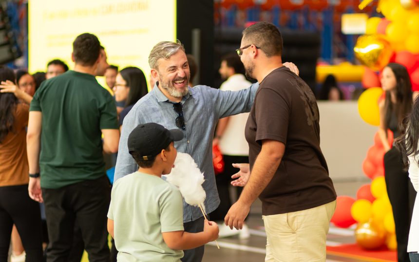 Colaboradores conversando e confraternizando durante evento realizado dentro da empresa