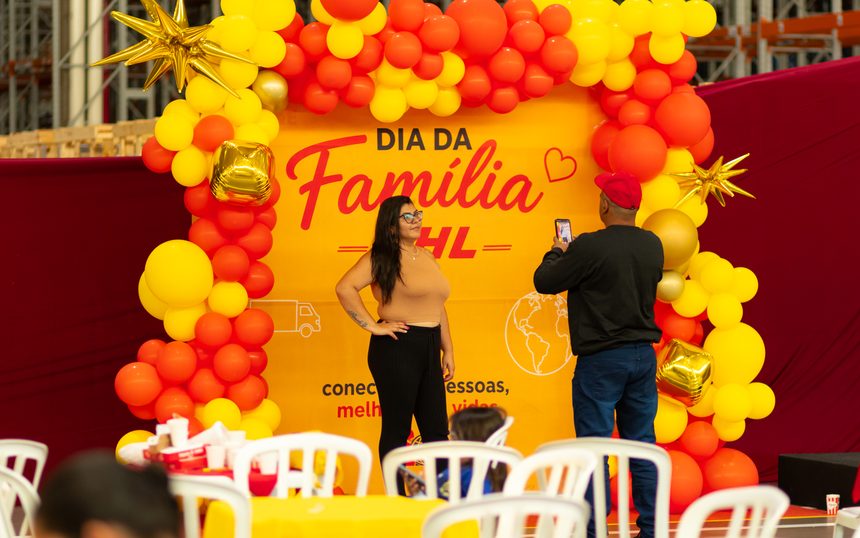Painel de marca personalizado com arco de balões montado para ação de endomarketing na empresa