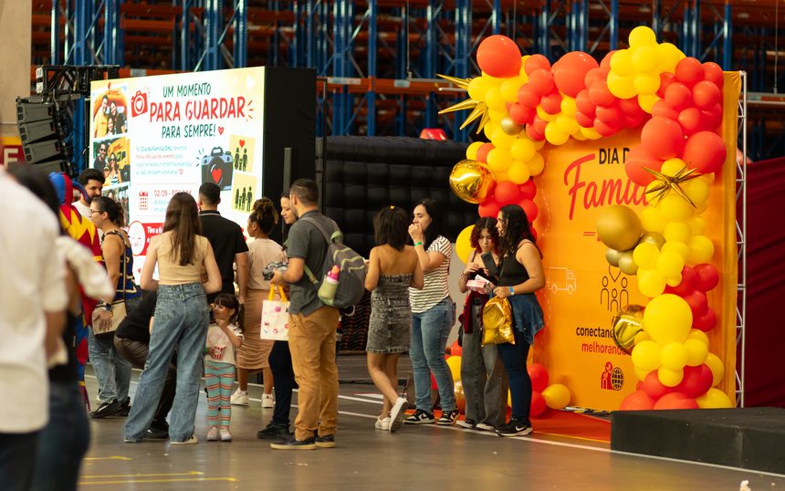 Painel personalizado do Dia da Família com colaboradores e familiares durante o evento na empresa